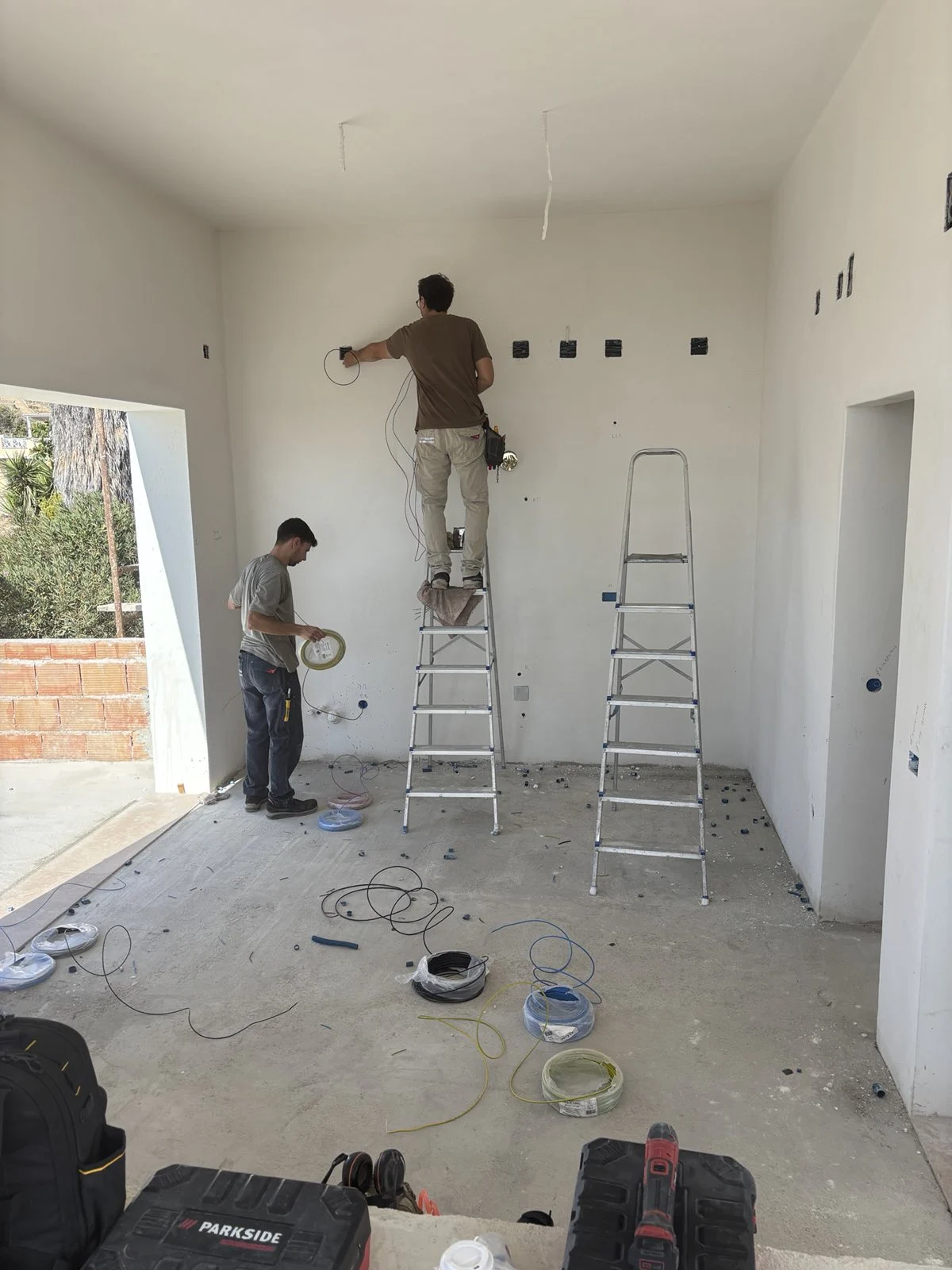 Ηλεκτρολογικές εργασίες στο εσωτερικό της σουίτας, Αύγουστος 2026.