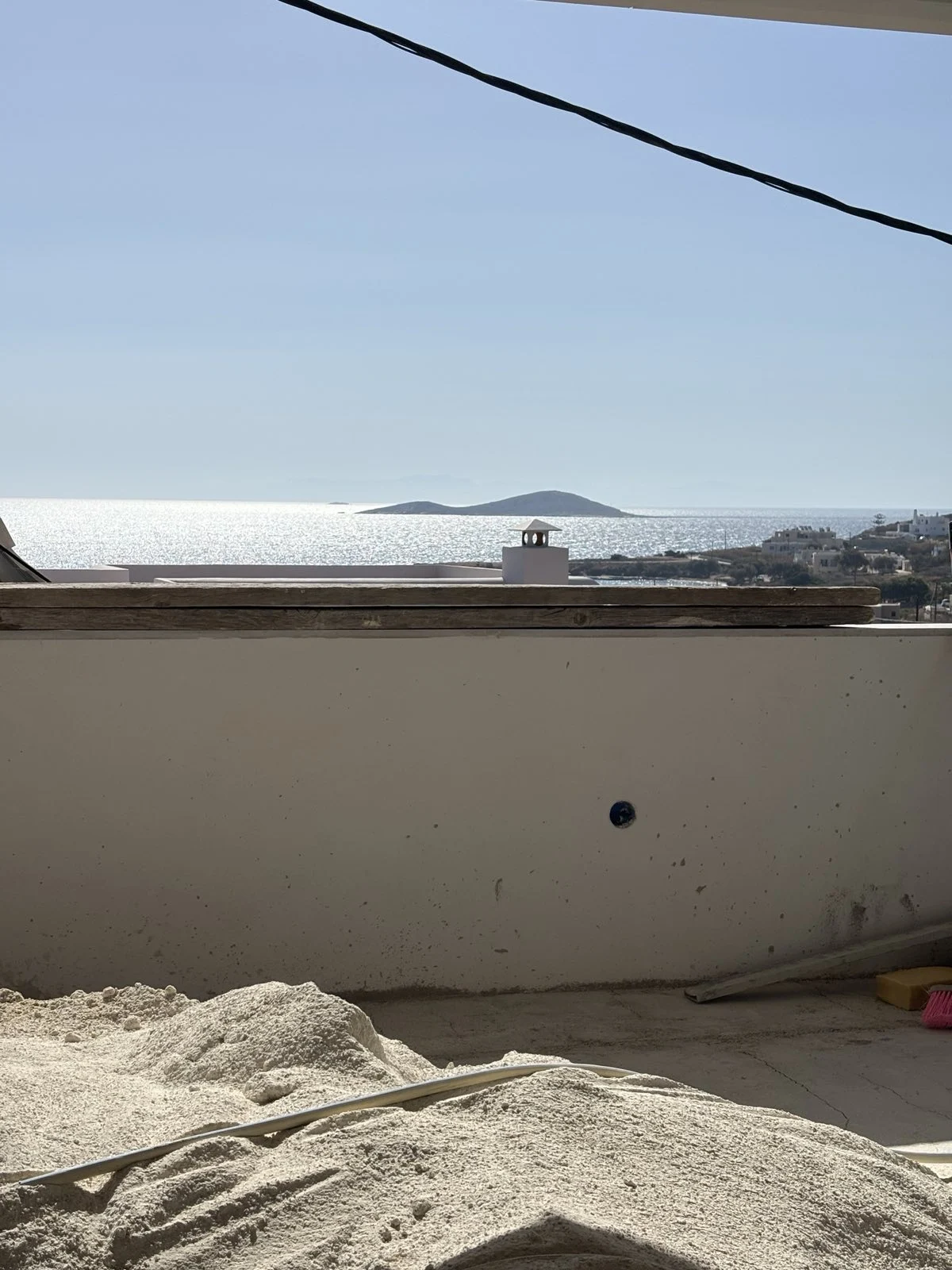 Θέα προς το Αιγαίο από τη στέγη των Navium Suites, Αύγουστος 2026.