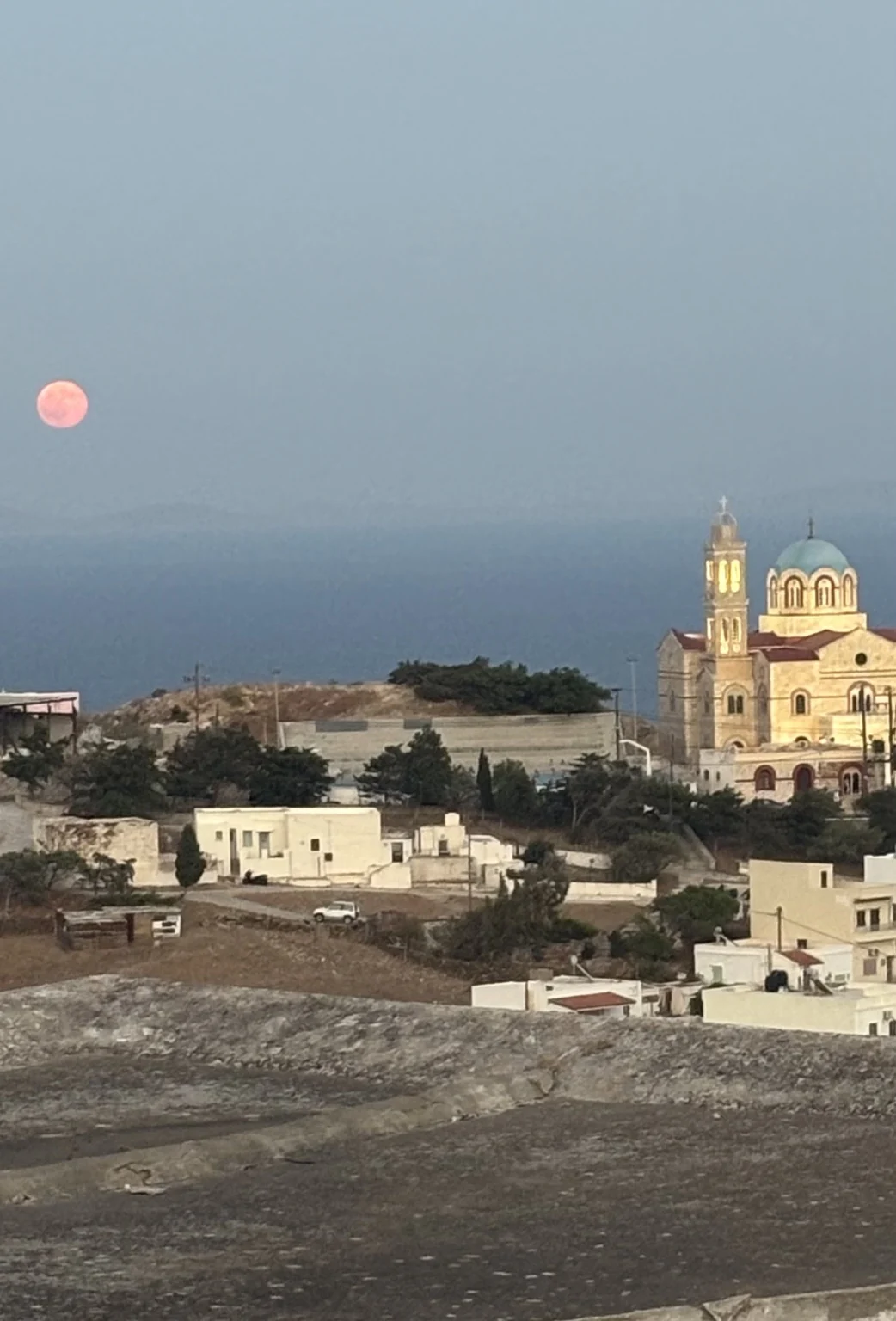 Το φεγγάρι πάνω από τη θάλασσα και το εκκλησάκι της Αζολίμνου, Σύρος, Αύγουστος 2026.